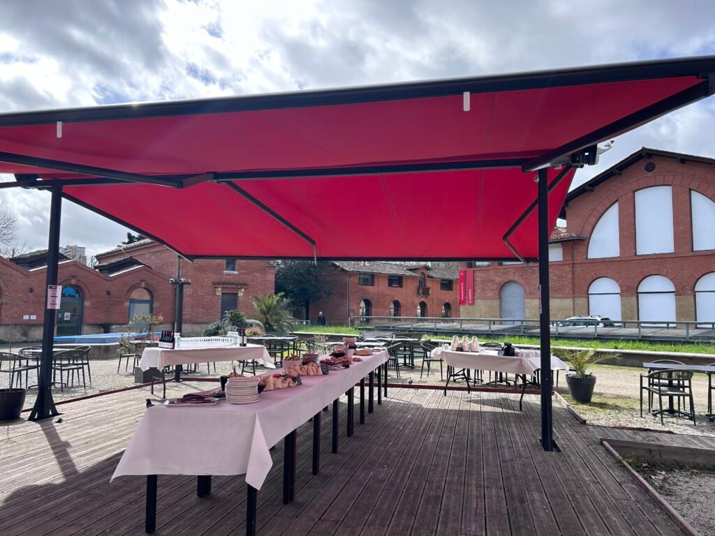 Terrasse du restaurant L'Hémicycle privatisée pour un événement, dans les jardins des Abattoirs à Toulouse rive gauche