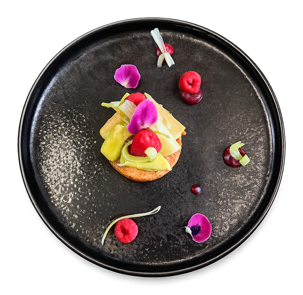 Tartelette aux framboises et fleurs comestibles, dessert pâtissier maison au restaurant L'Hémicycle Toulouse
