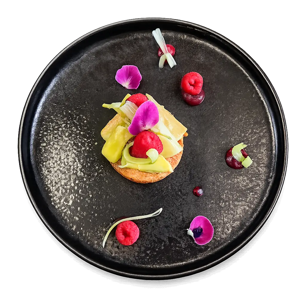 Tartelette aux framboises et fleurs comestibles, dessert pâtissier maison au restaurant L'Hémicycle Toulouse