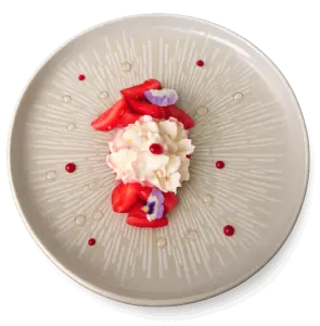 Dessert aux fraises et chantilly fleurie, pâtisserie maison au restaurant L'Hémicycle Toulouse rive gauche